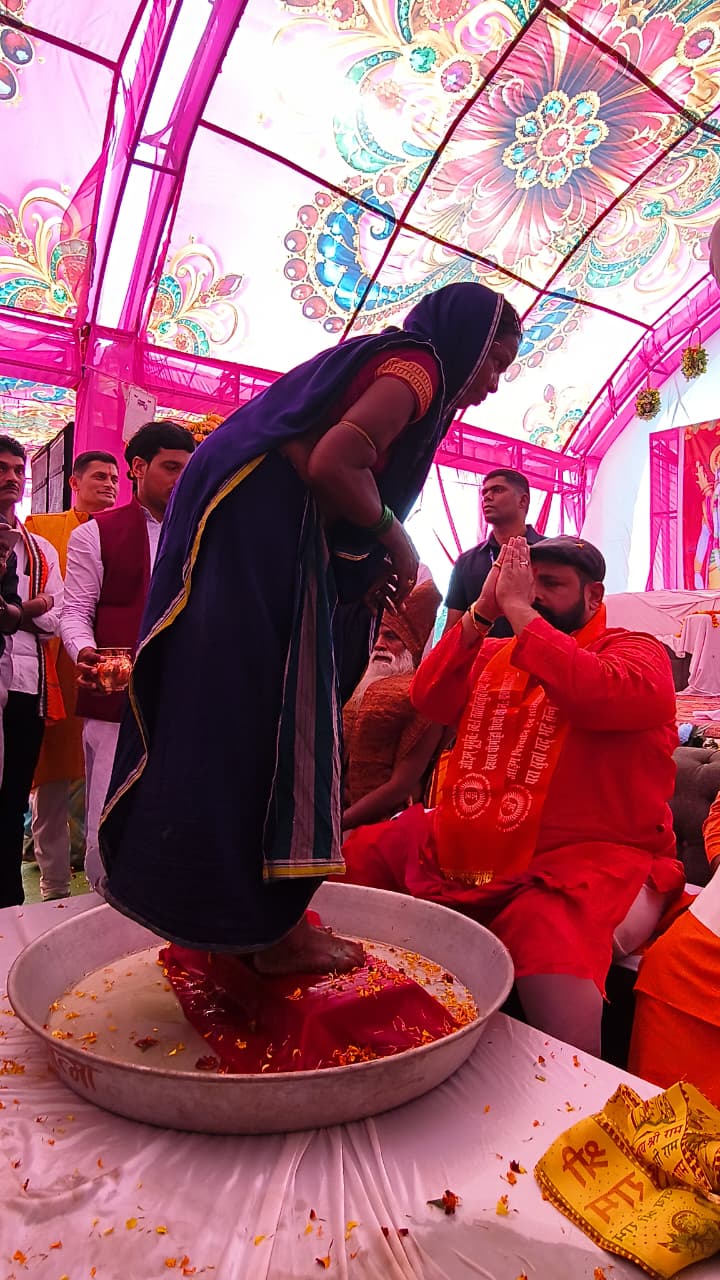 प्रबल प्रताप सिंह जूदेव ने विधिवत "पैर पखारकर" श्रद्धा, भक्ति एवं वैदिक मंत्रोच्चारण के साथ 50 परिवार से अधिक अर्थात् कुल 104 व्यक्तियों की पुनः सनातन धर्म में "घर वापसी" कराई