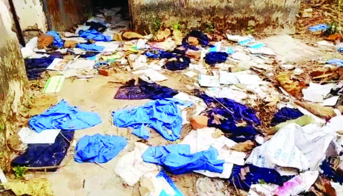 बच्चों के हक पर लापरवाही: बलरामपुर में यूनिफॉर्म कचरे में पड़े मिले, ग्रामीणों में आक्रोश