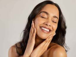 दमकती त्वचा के लिए रात को अपनाएं ये स्किन केयर रूटीन