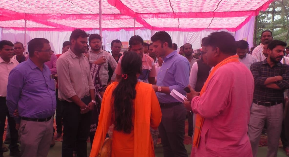 तमनार में आयोजित शिविर में पहुंचे कलेक्टर, स्टॉलों का निरीक्षण कर लिया जायजा