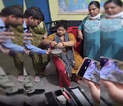 रिश्वत लेते रंगे हाथ पकड़ी गईं महिला लेखपाल
