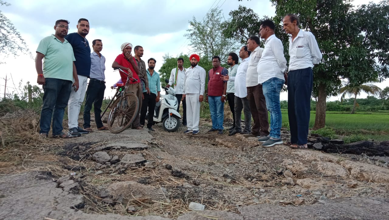 बाढ़ प्रभावितों से मिलने पहुंचे शहर कांग्रेस अध्यक्ष व पदाधिकारी