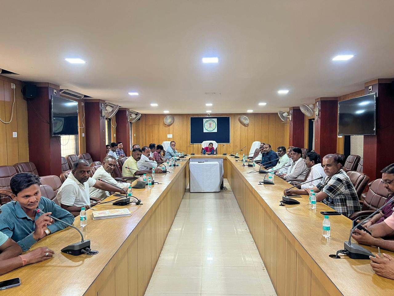 जिले में पेट्रोल-डीजल की पर्याप्त उपलब्धता, अफवाहों पर ध्यान न दें : प्रशासन
