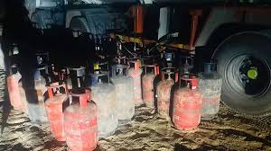  चिवराकुटा में अवैध रूप से चल रहे गैस सिलेंडर रिफिलिंग कारोबार का राजफाश