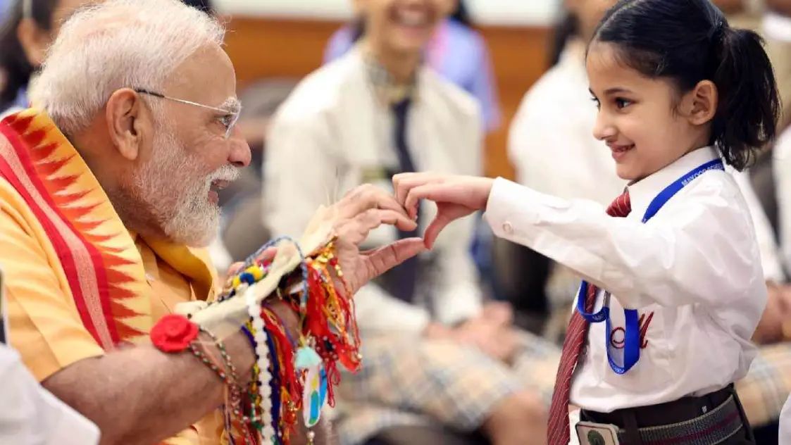 राखियों से भरी कलाई, बच्चों संग मस्ती, पीएम मोदी नें इस अंदाज में मनाया रक्षाबंधन का पर्व