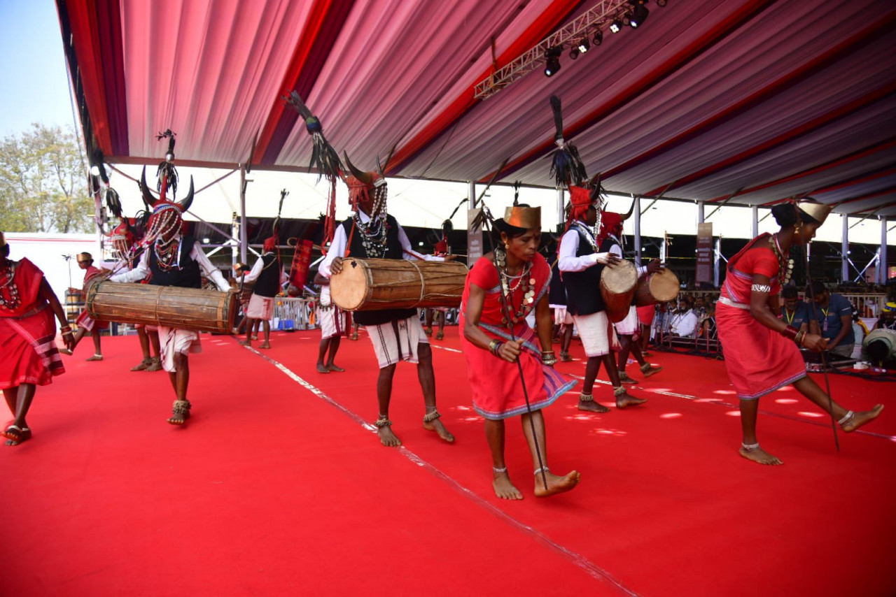 राष्ट्रपति के समक्ष बास्तानार के युवाओं ने गौर नृत्य से बिखेरे अद्भुत लोक-रंग