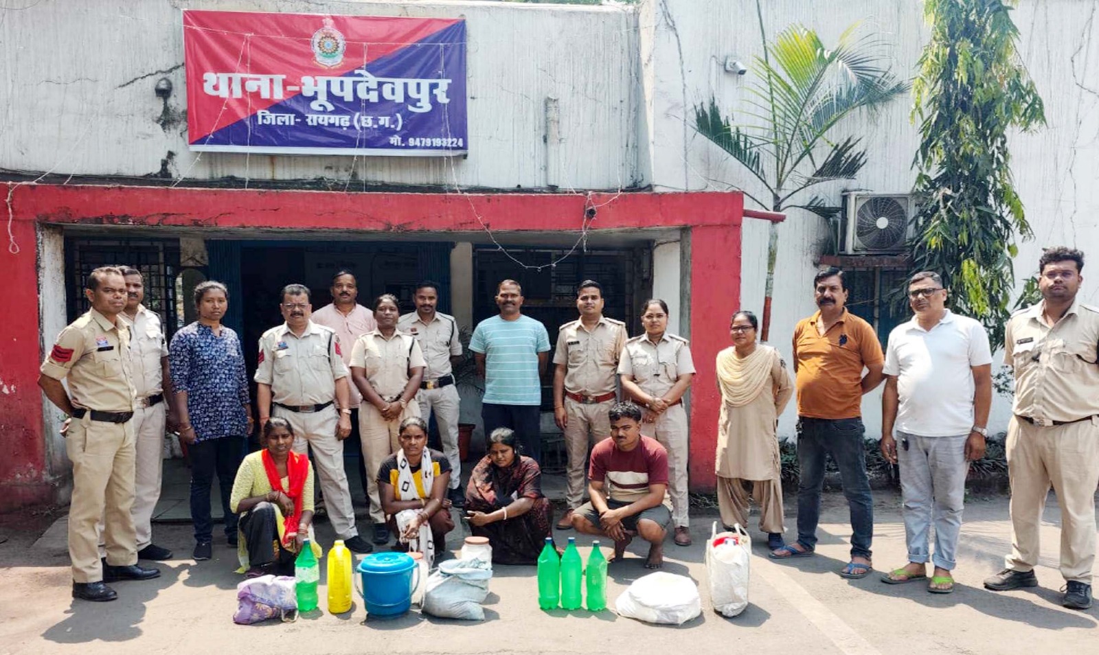 बिलासपुर-किरीतमाल में संयुक्त कार्रवाई, अवैध महुआ शराब का जखीरा जब्त