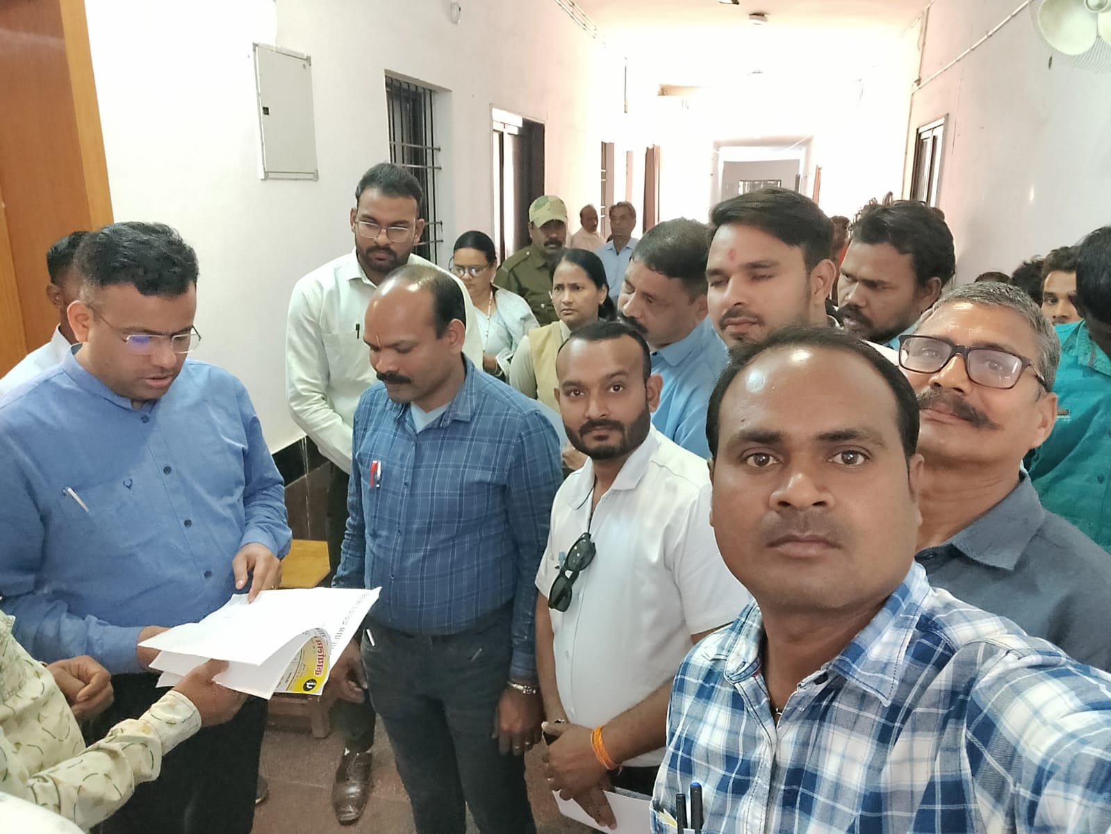 धान उपार्जन केंद्रों के प्रबंधको ने धान उठाव एवं परिवहन नहीं होने की समस्या कलेक्टर को बताया