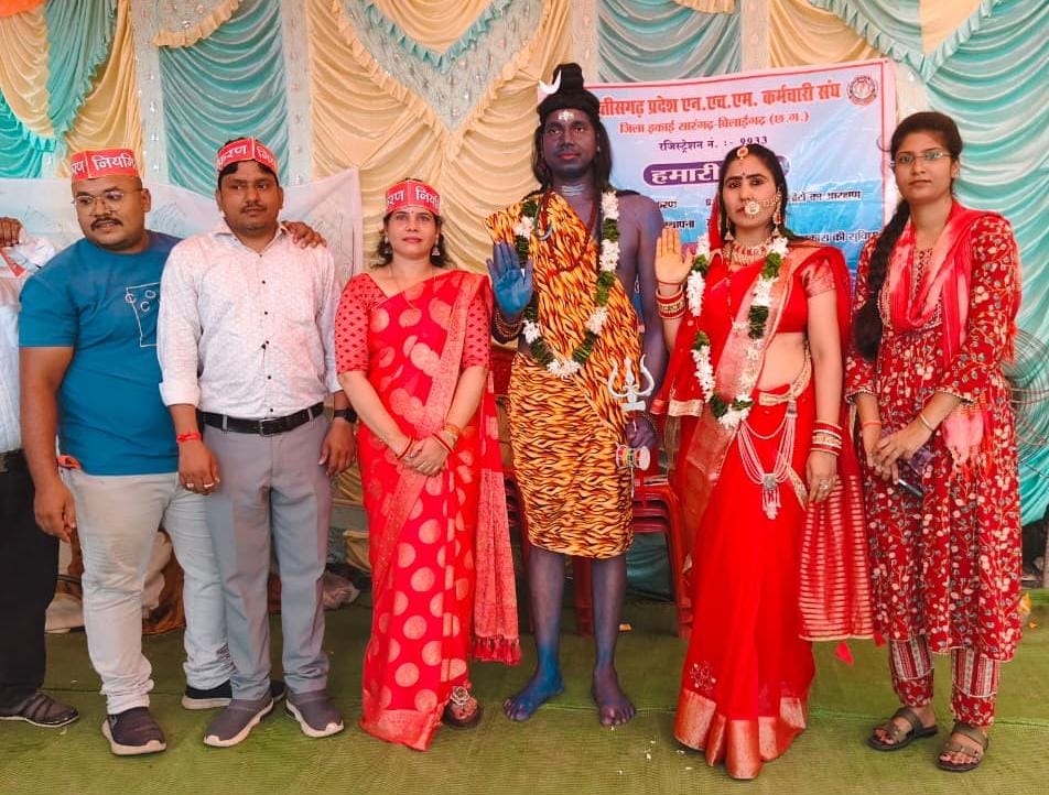 22 दिन से हड़ताल पर डटे संविदा NHM कर्मियों से मिलने पहुंचे भगवान शिव–पार्वती,सरकार की अनदेखी से नाराज़ कोरोना योद्धा, अब भगवान से लगा रहे गुहार