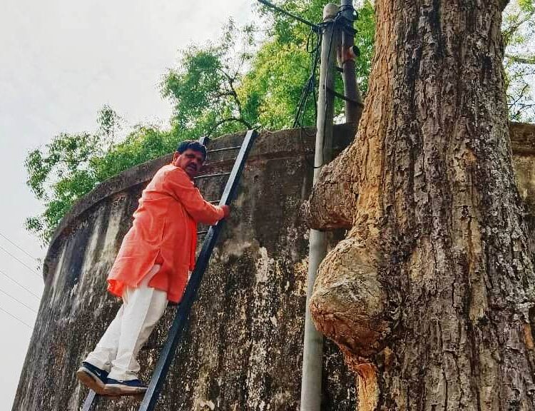 महापौर ने पेयजल आपूर्ति पूर्ण करने अधिकारियों के साथ पानी टंकी का किया निरीक्षण