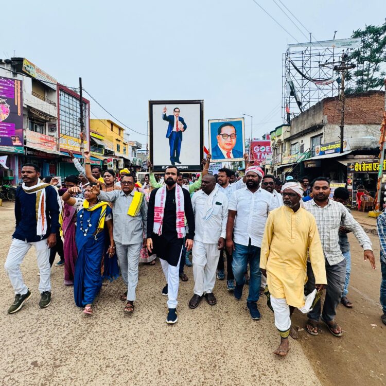 बरसते पानी में हजारों आदिवासियों का गरियाबंद कलेक्टरेट मार्च, राष्ट्रपति व मुख्यमंत्री के नाम सौंपा ज्ञापन