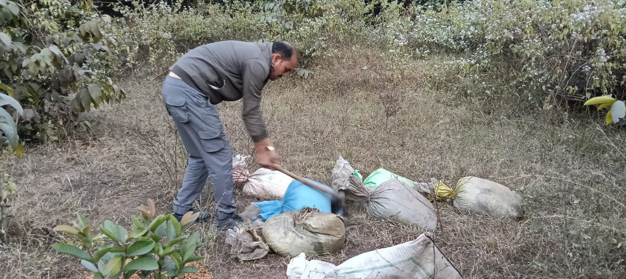 छाल पुलिस ने  ग्राम बरभौना के पास अवैध महुआ शराब निर्माण की तैयारी किया नष्ट
