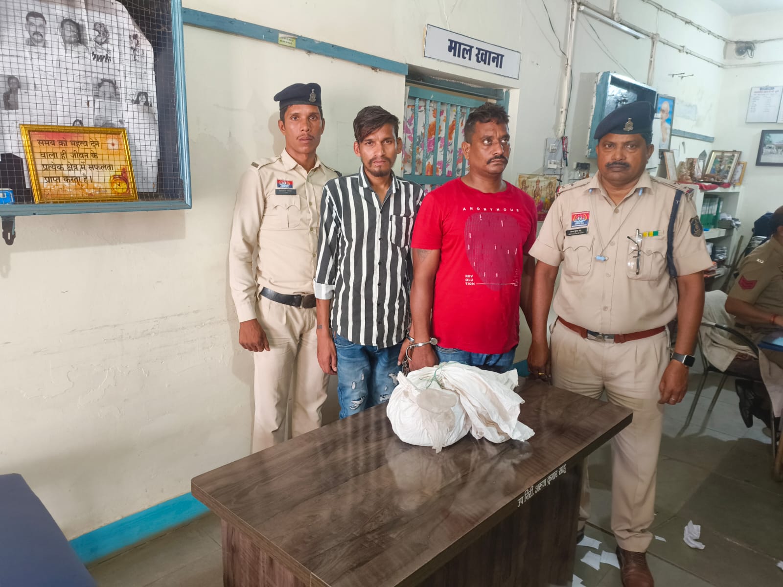 थाना गोबरा नवापारा क्षेत्र में 02 व्यक्ति अवैध मादक पदार्थ गांजा के साथ गिरफ्तार 