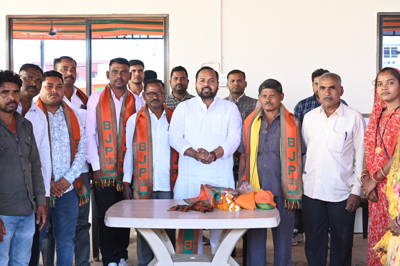 नवनिर्वाचित सरपंच लोकेश साहू ने विधायक दीपेश साहू से की मुलाकात, गांव में नए बोर खनन की मांग