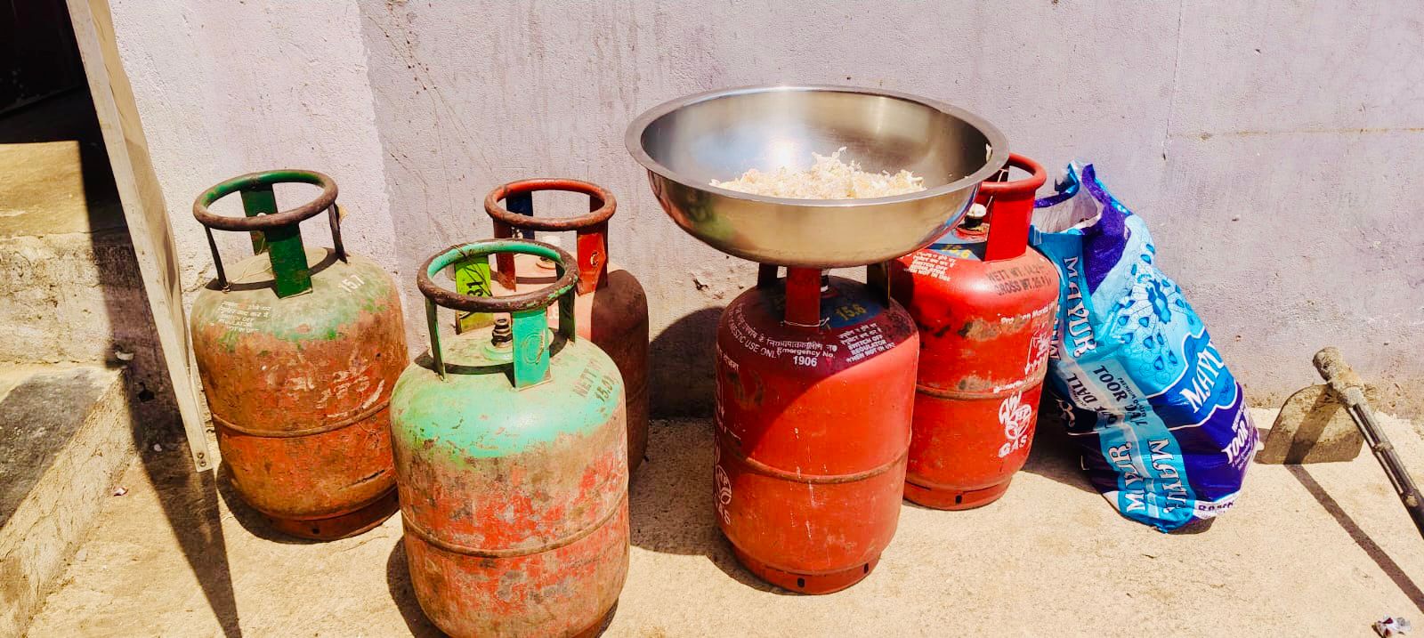 जिला प्रशासन की बड़ी कार्रवाई:15 होटल, रेस्टोरेंट और ढाबों का निरीक्षण, 28 घरेलू गैस सिलेंडर जब्त