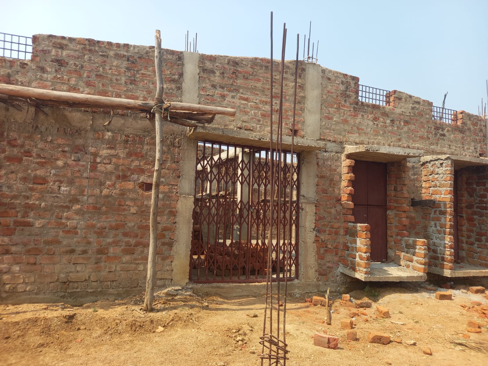 फ्लाईऐश ईट की जगह गुणवत्ताहीन लाल ईट से बन रहा आंगनबाड़ी दो साल से अधूरा 