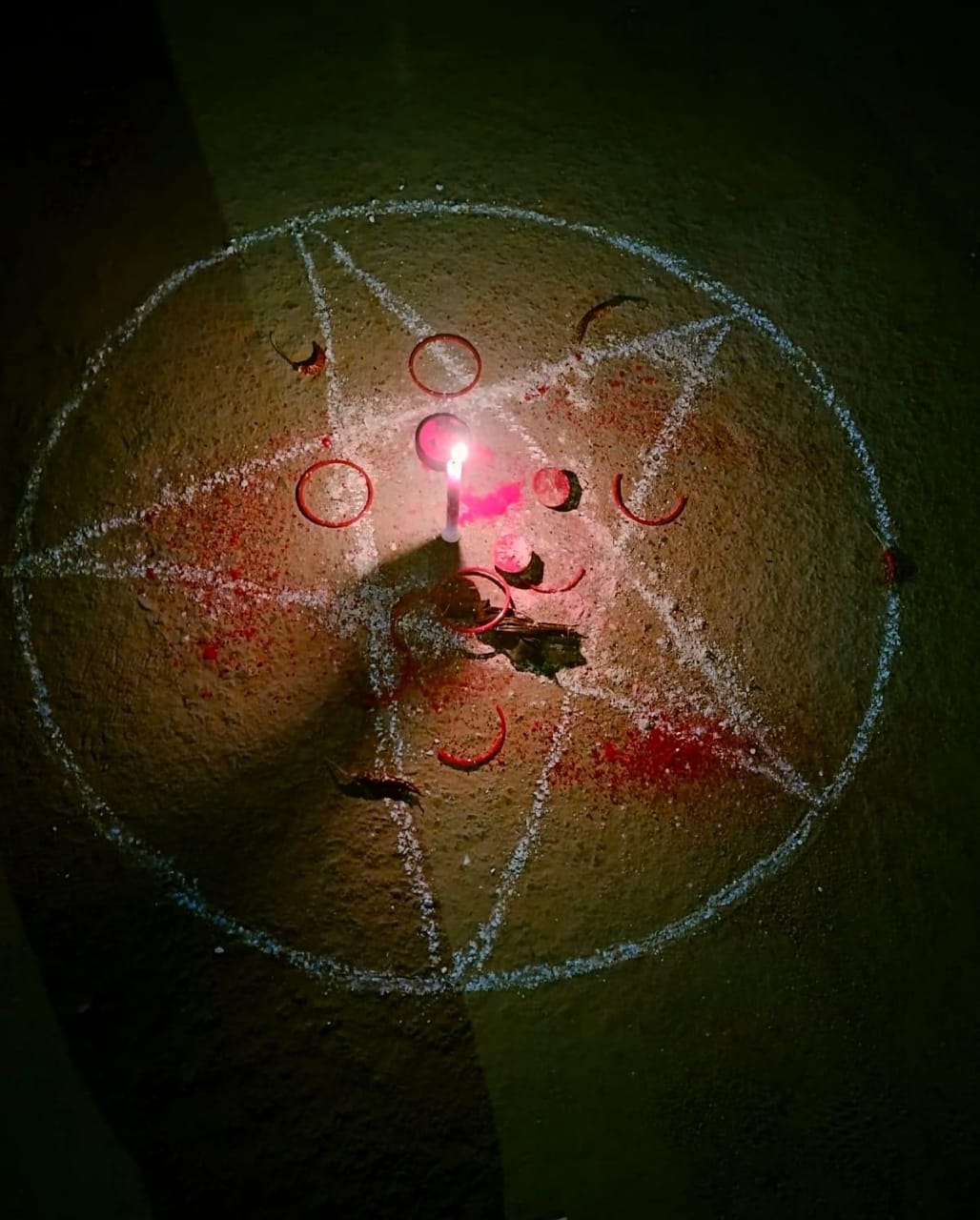 चौराहे तांत्रिक क्रिया चिन्ह और टूटा चूड़ी, मिर्च,काला कपड़ा नींबू मिलने भय का माहौल  बना जन चर्चा का विषय