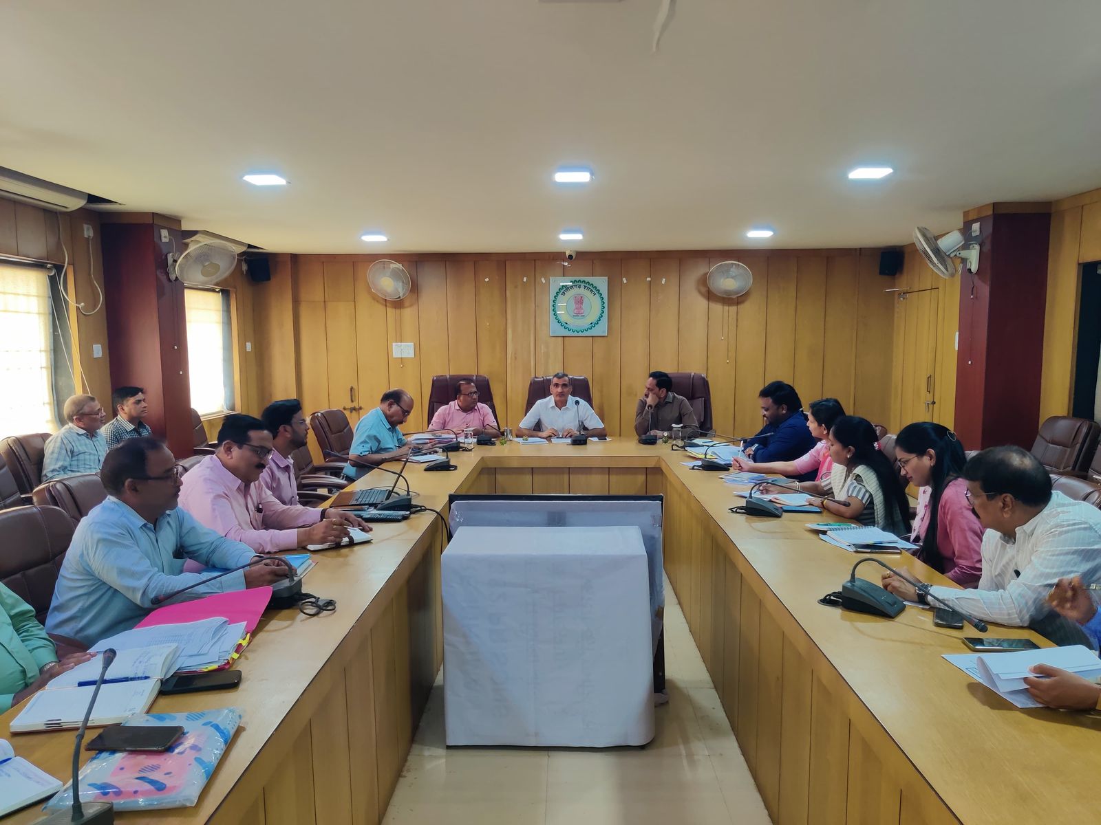 कलेक्टर ने ली समय सीमा की बैठक, जनता की समस्याओं के समाधान हेतु दिए निर्देश