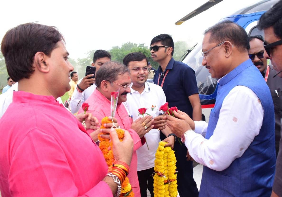 मुख्यमंत्री साय के राजनांदगांव हेलीपेड पहुंचने पर जनप्रतिनिधियों ने किया आत्मीय स्वागत