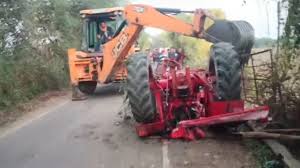 ट्रैक्टर अनियंत्रित होकर पलटा, दो नाबालिगों की मौके पर ही मौत