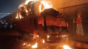 गैस सिलेंडरों से भरे ट्रक में लगी भीषण आग,बीच सड़क में कई धमाके 