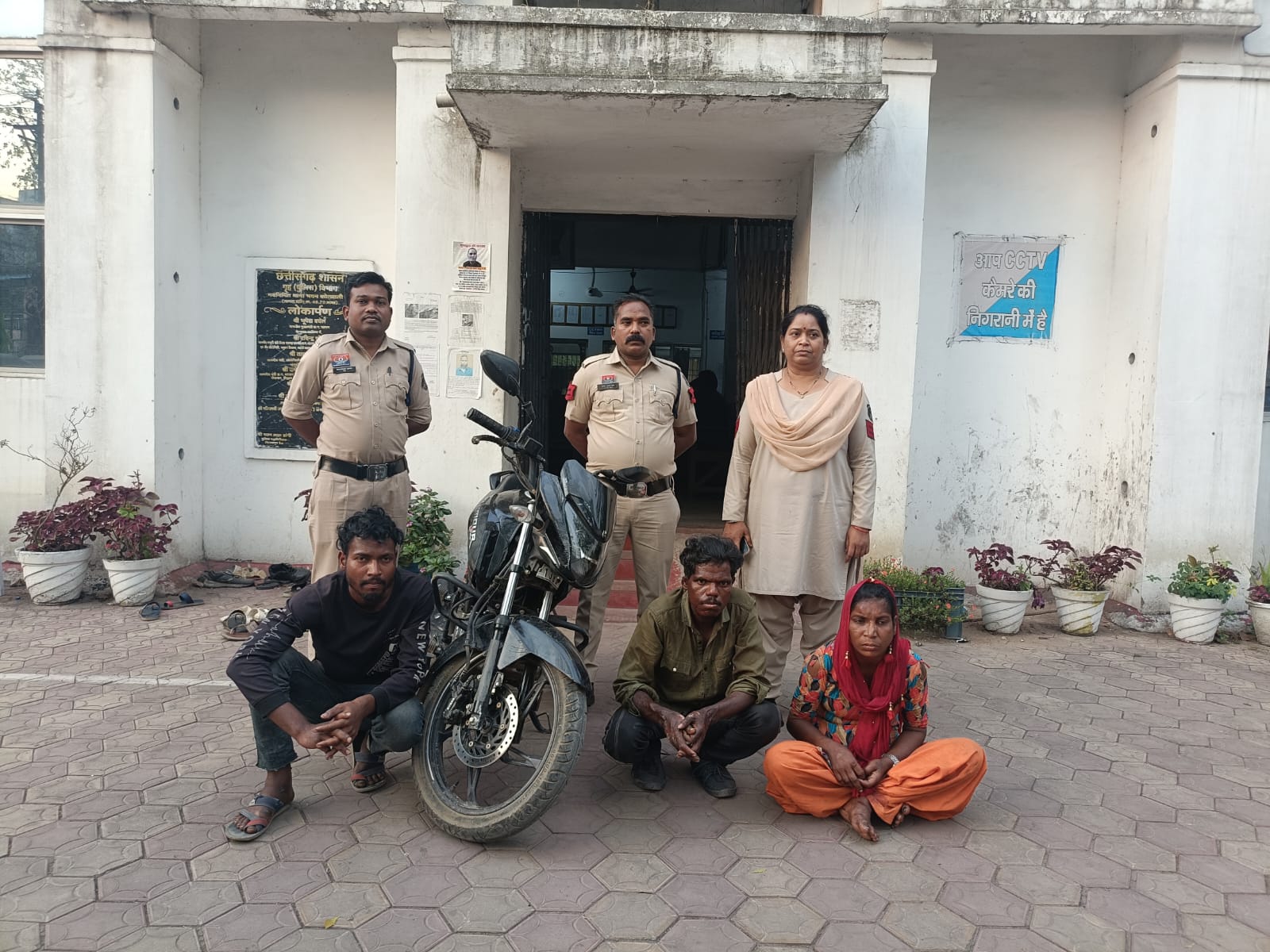 24 घंटे में खुलासा: अस्पताल से चोरी बाइक बरामद, तीन आरोपी गिरफ्तार