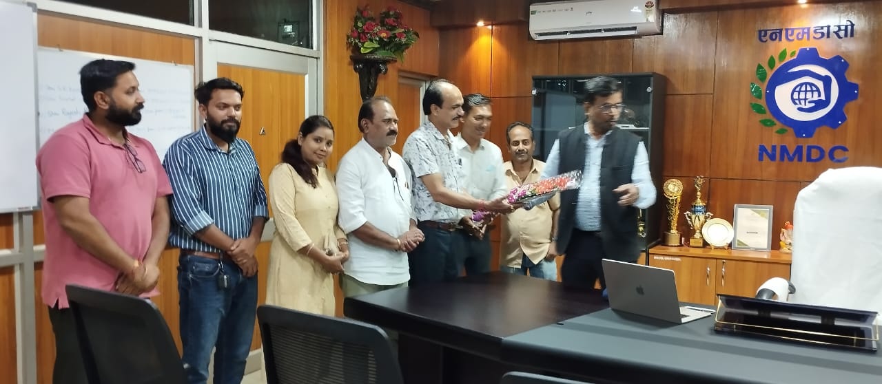 किरंदुल व्यापारी चुनाव ओम सोनी पैनल मिला एनएमडीसी किरंदुल के ईडी से,रखीं व्यापारियों की समस्या
