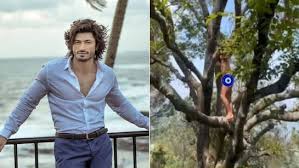 बिना कपड़ों के पेड़ पर चढ़े विद्युत जामवाल,वायरल वीडियो ने मचाई सनसनी

