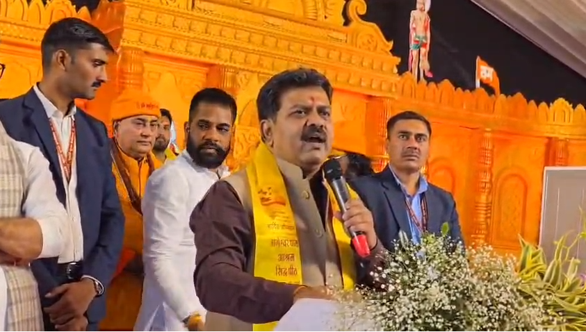 सरकारी विमान से आने को लेकर उठे सवाल तो गृहमंत्री ने दिया जवाब,अपने कंधों पर बैठाकर पं. धीरेंद्र शास्त्री को लाएंगे छत्तीसगढ़