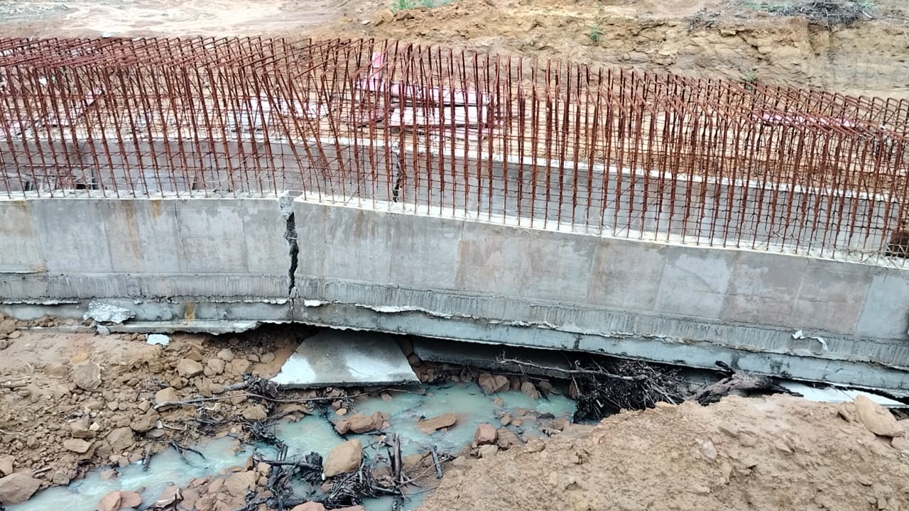 पहली बारिश में उरगा से धरमजयगढ़ रेल्वे लाइन निर्माणरत पुल धंसा,इरकॉन प्राईवेट लिमिटेड कंपनी को मिला है ठेका