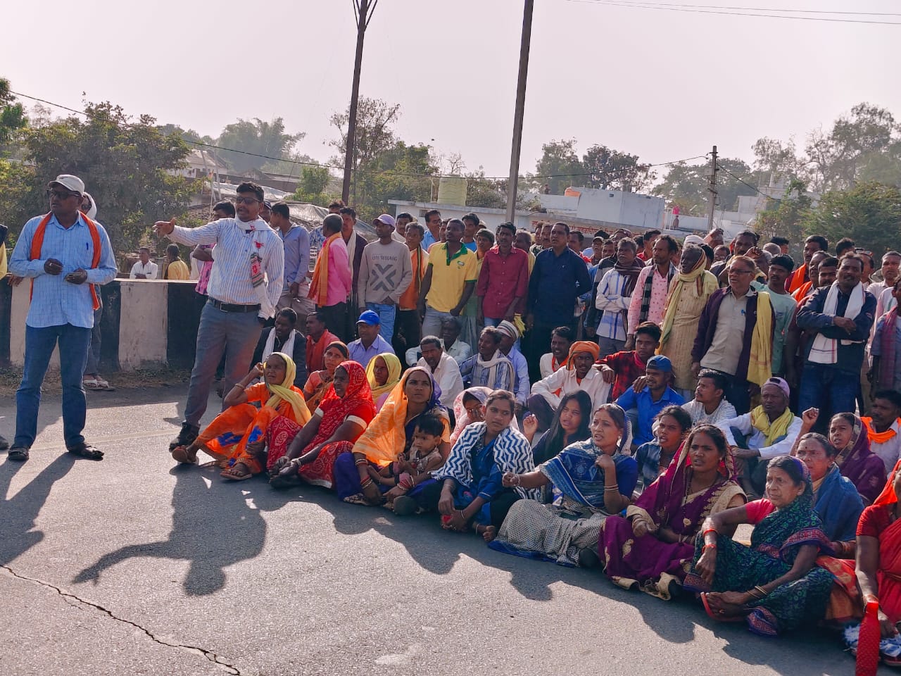 आदिवासी समाज ने नेशनल हाईवे पर किया चक्का जाम,आरोपी मनीष जैन की गिरफ्तारी की मांग