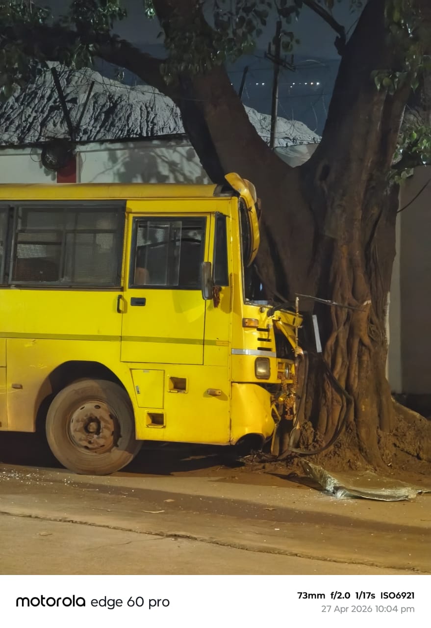 किरंदुल में NMDC बस हादसा! पेड़ से टकराई बस, ड्राइवर की लापरवाही पर उठे सवाल