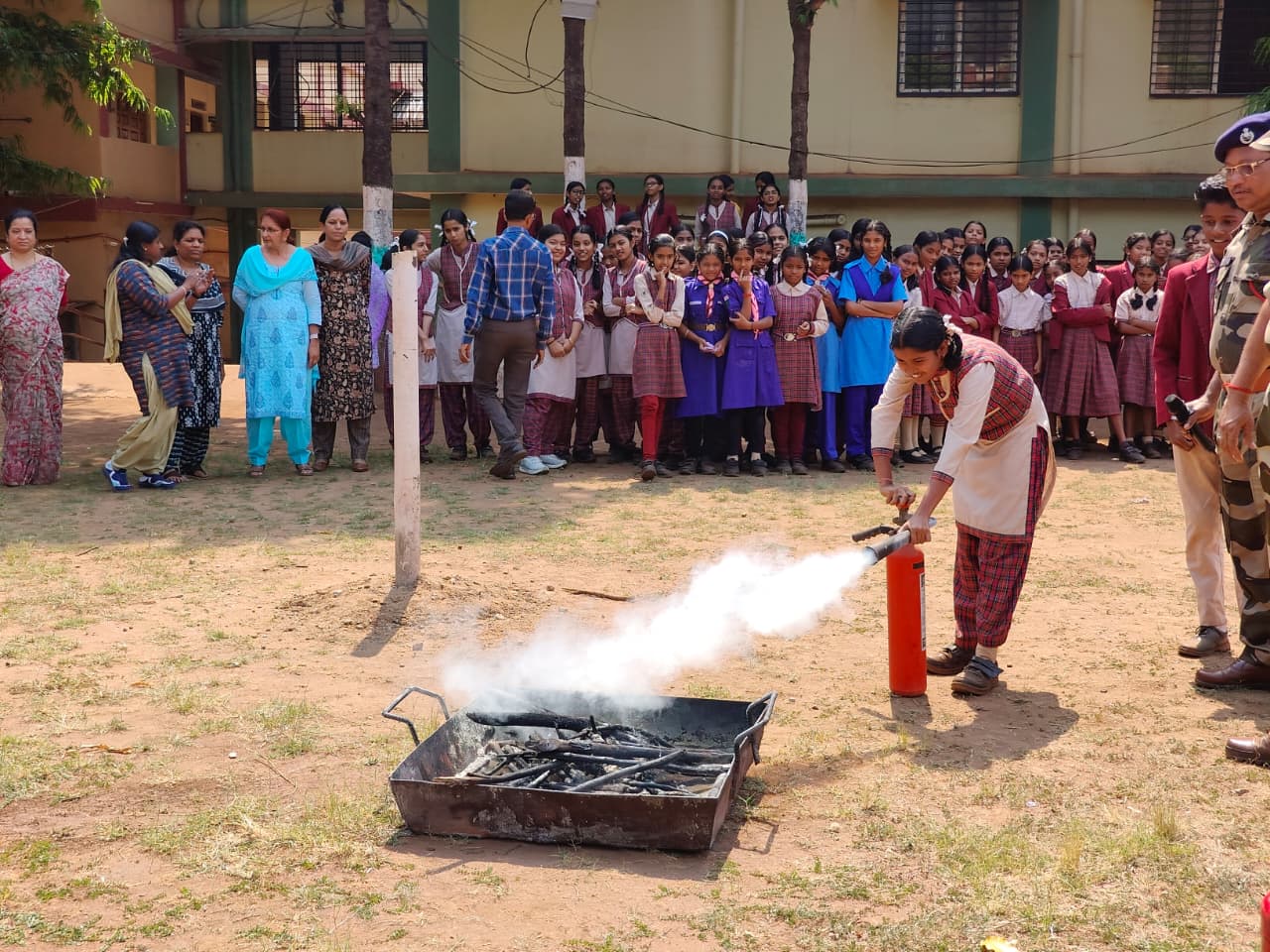 डीएवी किरंदुल में केंद्रीयऔद्योगिक सुरक्षा बल के जवानों के द्वारा अग्निशमन यंत्रों का प्रदर्शन 
