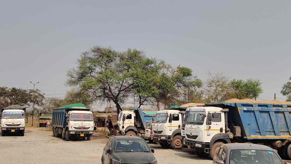 अवैध रेत उत्खनन और परिवहन पर कार्रवाई, 14 हाईवा जब्त