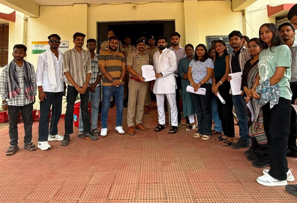  6 लाख फीस, लेकिन डिग्री नहीं आई काम! रावतपुरा विश्वविद्यालय पर धोखाधड़ी का आरोप, 500 से ज्यादा छात्रों का भविष्य अधर में; FIR की मांग