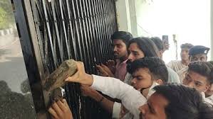 परीक्षाओं की तारीखों में बदलाव की मांग! रविवि में छात्रों का हंगामा, तोड़ा प्रशासनिक भवन का ताला