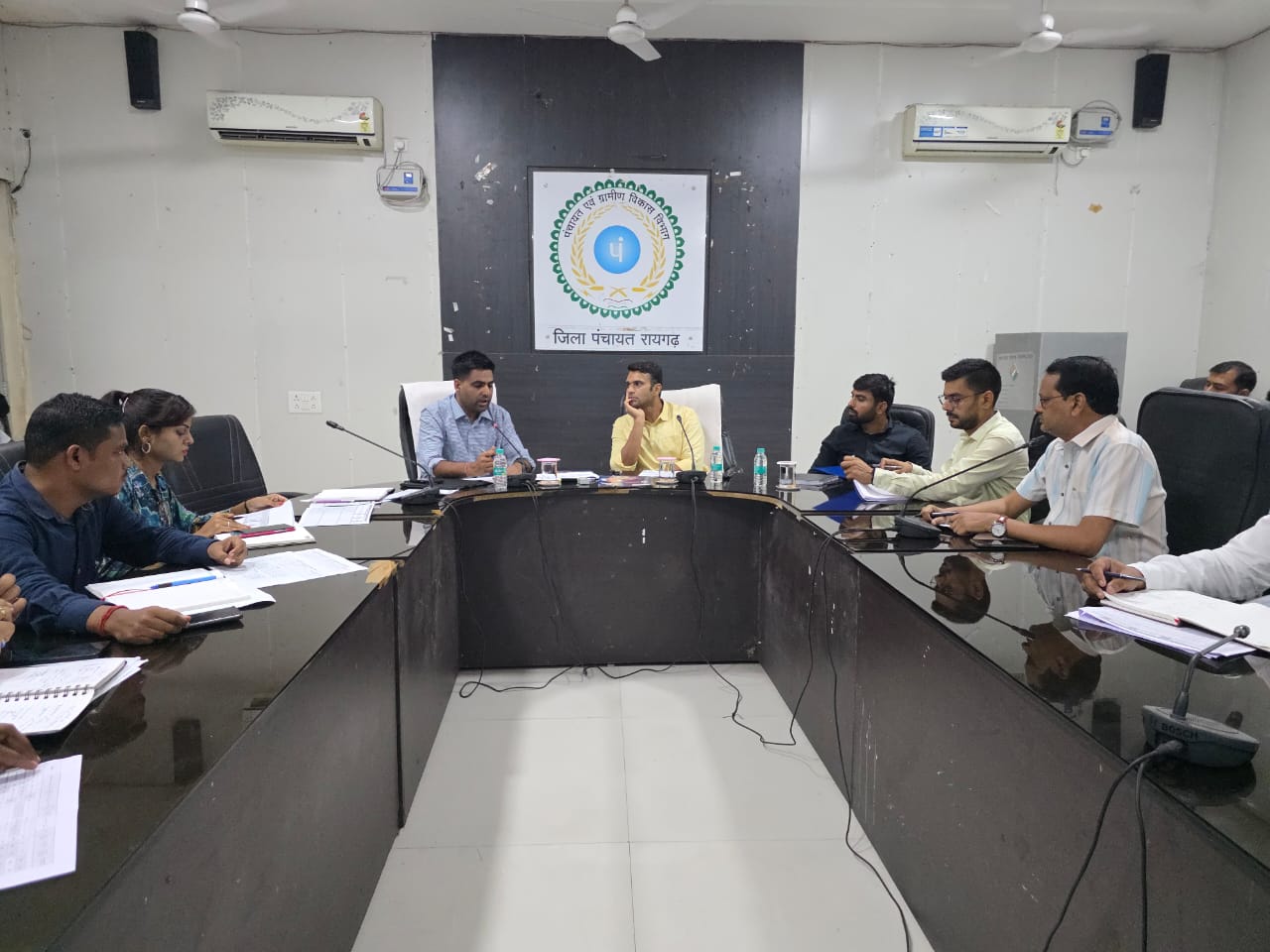 आवास निर्माण में कम प्रगति वाले पंचायतों की हुई समीक्षा, तीन सचिवों को नोटिस
