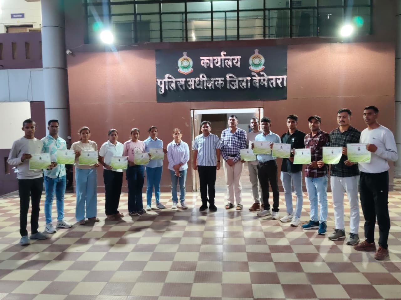 बेमेतरा में 12 नवनियुक्त आरक्षकों को मिला नियुक्ति पत्र, DIG रामकृष्ण साहू ने दी शुभकामनाएं