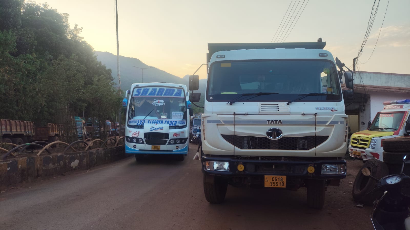 हाईवा चालकों की मनमानी, रिंग रोड नंबर-4 पर मुख्य मार्ग बने पार्किंग स्थल, जाम से परेशान आम जनता