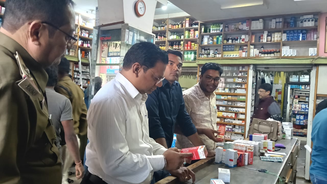 खरसिया क्षेत्र में मेडिकल स्टोरों की संयुक्त टीम की औचक जांच, नशीली दवाओं की बिक्री पर मिली गंभीर अनियमितताएँ