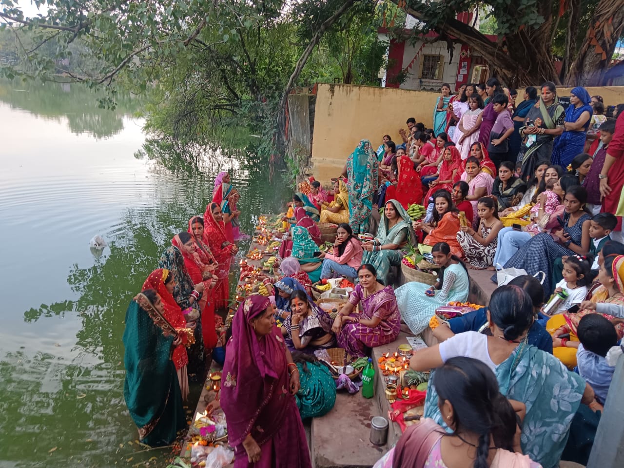 पंडरी तालाब में छठ पूजा उत्तर भारतीय समाज द्वारा धूमधाम से मनाया 