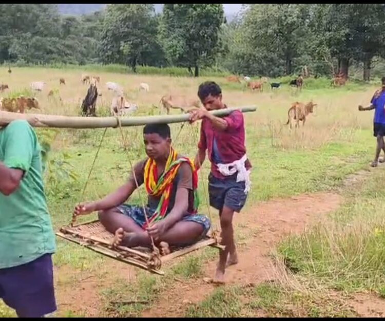 बीजापुर जिले से बेबसी की तस्वीर,कावड़ में ढोए जा रहे मरीज, सड़कों और सुविधाओं का अभाव