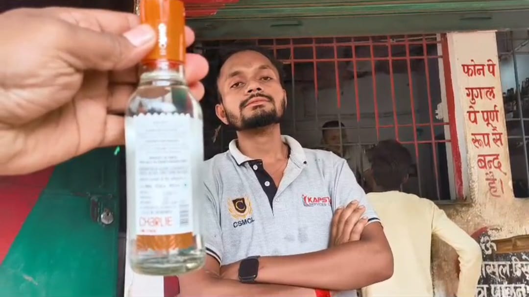 दुर्गुकोंदल शराब दुकान में रेट से अधिक मूल्य में बिक रहा शराब, सेल्समैन शराब के नशे में धुत