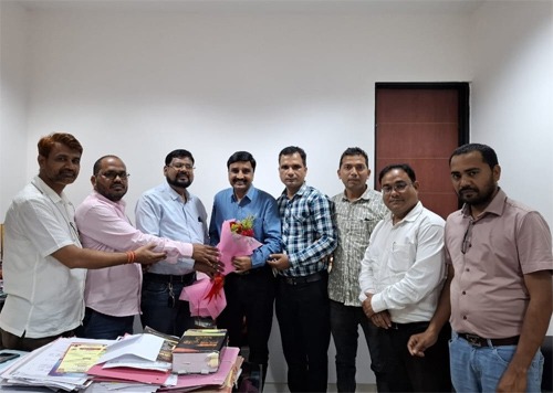 जिला कलेक्ट्रेट घेराव की चेतावनी, निलंबन आदेश रद्द न होने पर भड़का शिक्षक साझा मंच