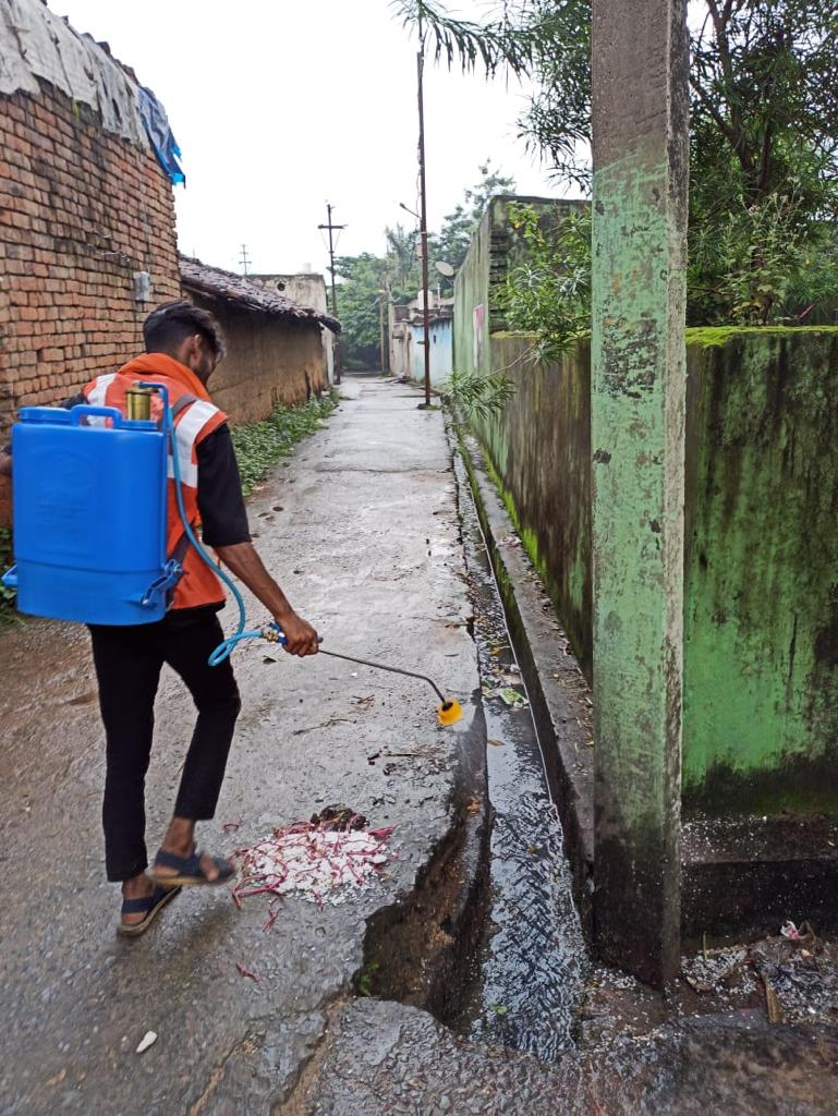 कलेक्टर सिन्हा के निर्देश पर डेंगू नियंत्रण कार्य में रविवार को भी फील्ड में डटे रहे अधिकारी