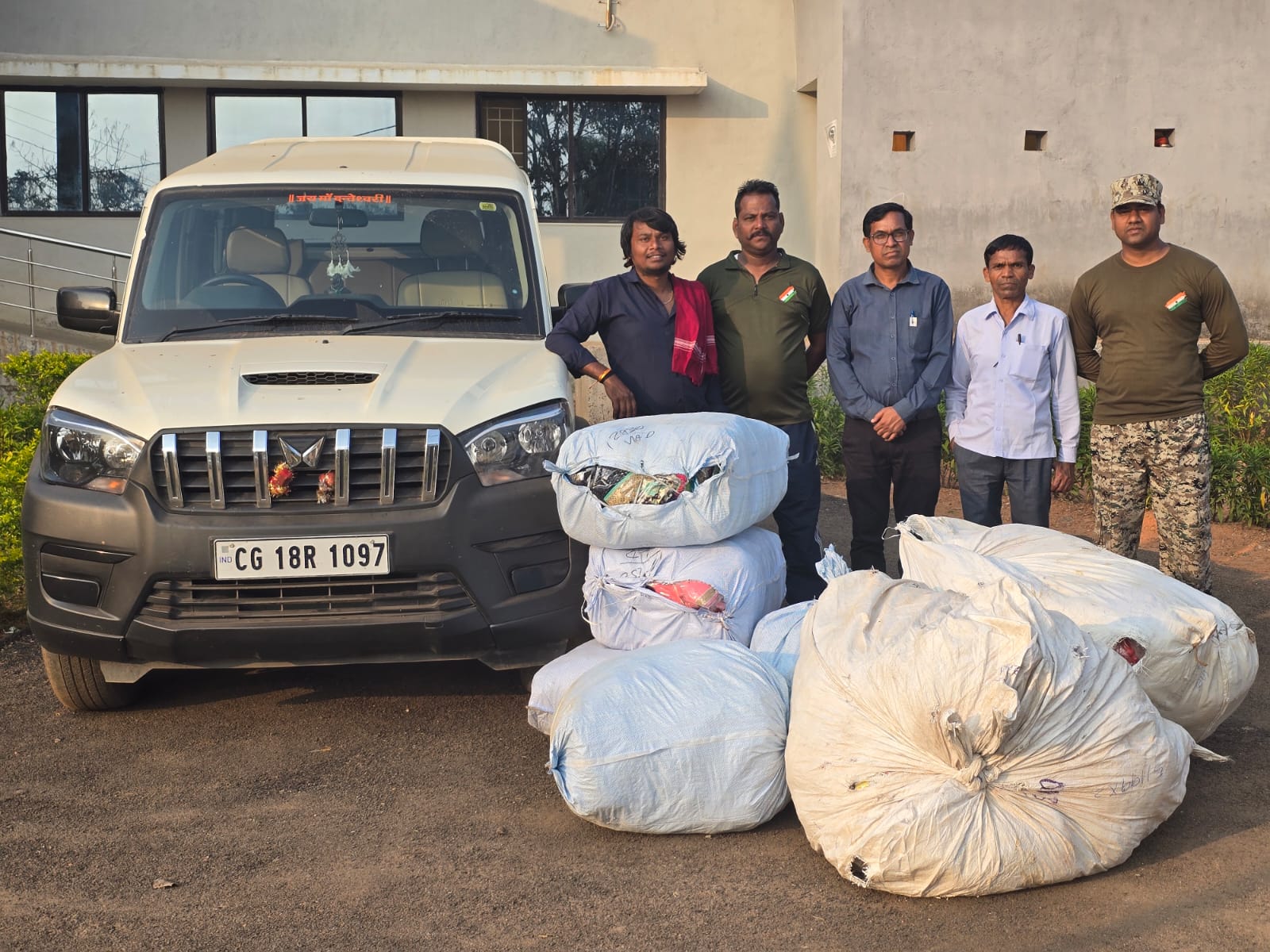  मतदाताओं को प्रलोभित करने ले जा रहें साड़ी,कपड़ा एवं स्कॉर्पियो वाहन को एफएसटी द्वारा जप्त किया गया