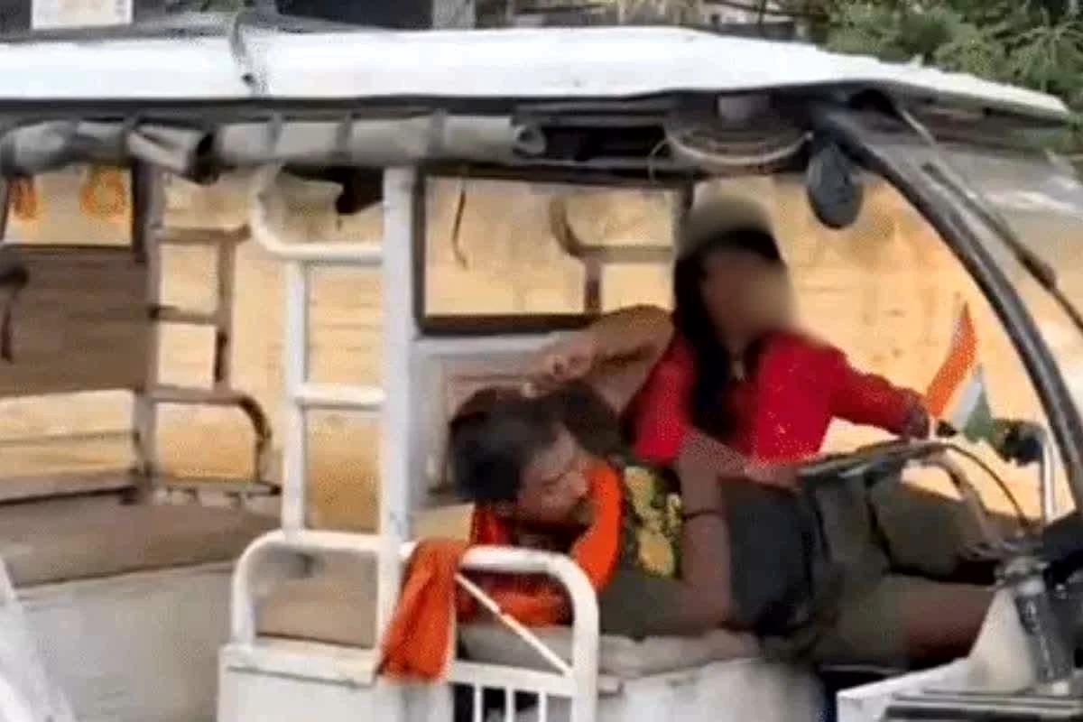 सोशल मीडिया पर मचा बवाल,ई रिक्शा में रोमांस