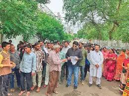 ग्रामीणों का आक्रोश,सरपंच ने भागकर बचाई जान 