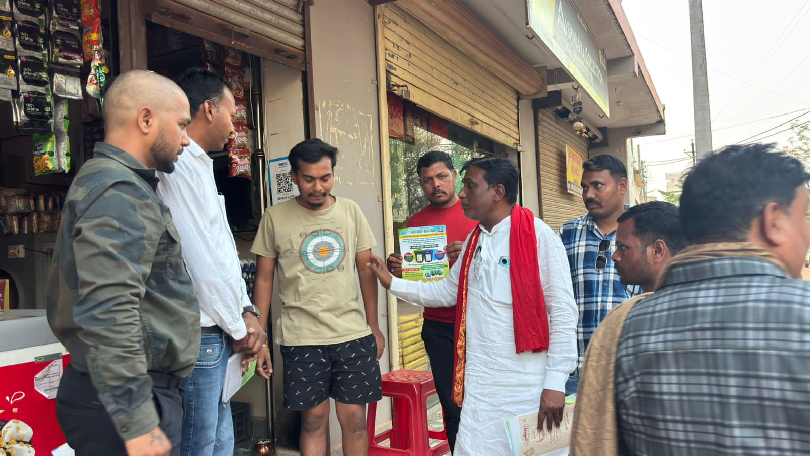 स्वच्छता की अलख: नपा अध्यक्ष चंद्रप्रकाश चंद्रवंशी खुद उतरे मैदान में, वार्ड 01 में घर-घर पहुंचाया संदेश