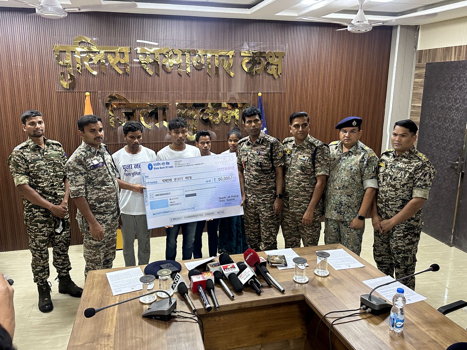 ईनामी नक्सली सहित 04 नक्सलियों ने किया आत्मसमर्पण